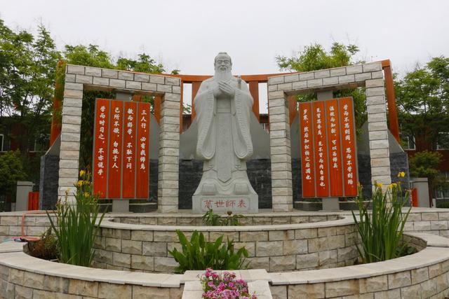 學校人文環境建設，人文物質環境+人文精神環境     